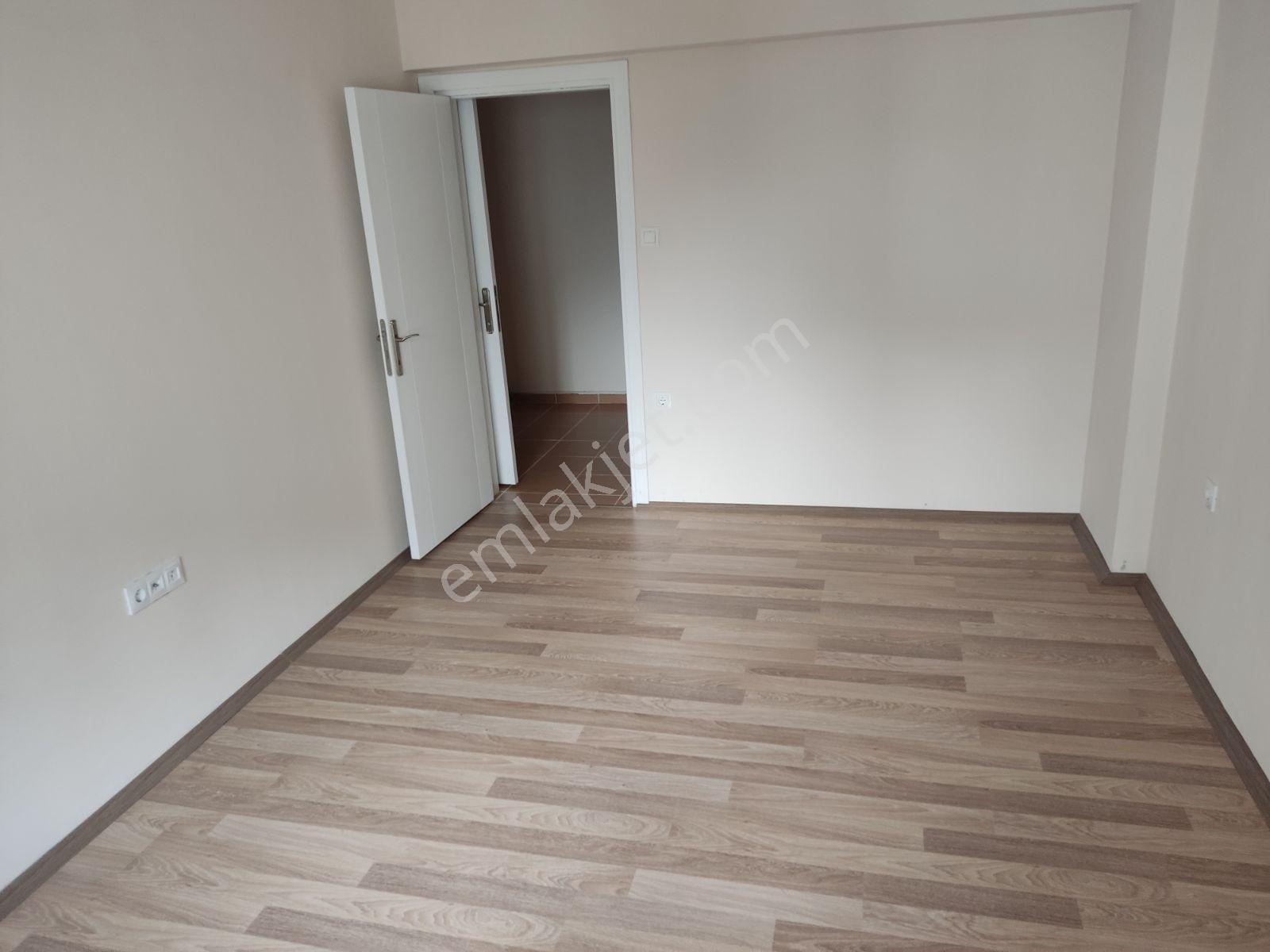 Yeni Mahalle'de Ana Cadde Üzerinde 3+1 Geniş Kiralık Daire - Görsel 3