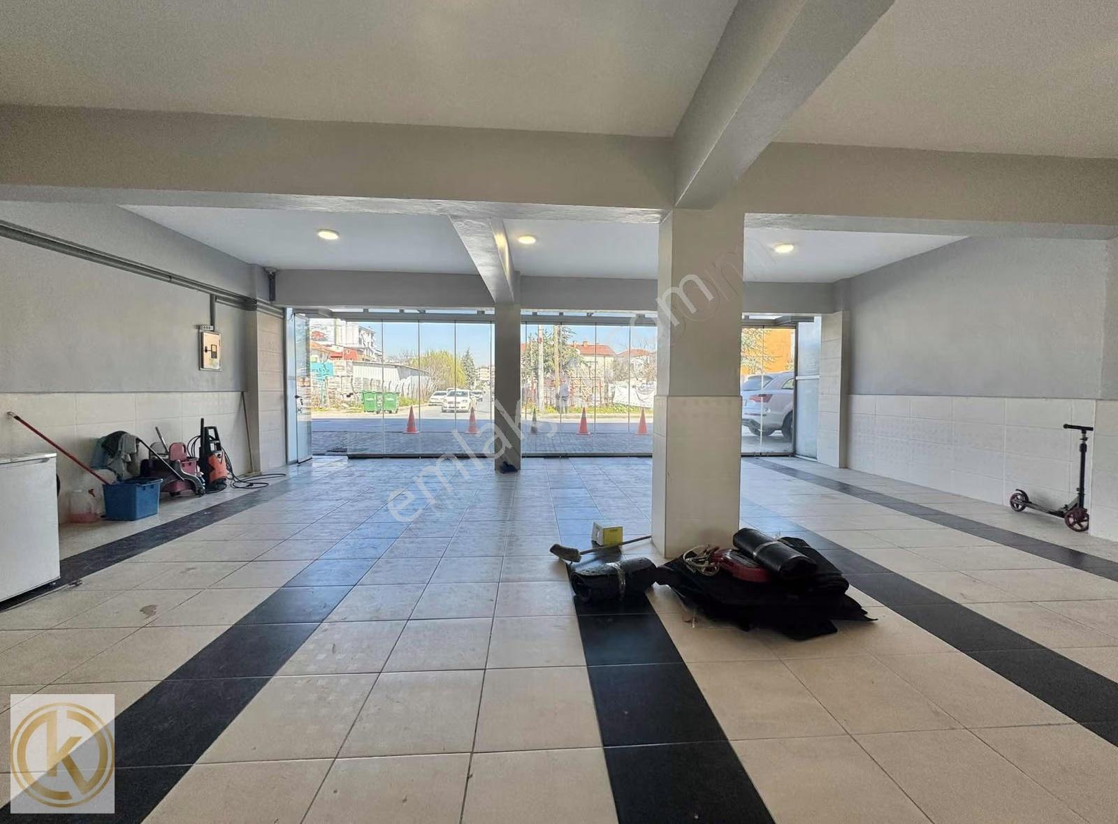 Kaymak Emlaktan Erenler Yeşiltepe'de 150 M2 Kiralık Dükkan - Görsel 3