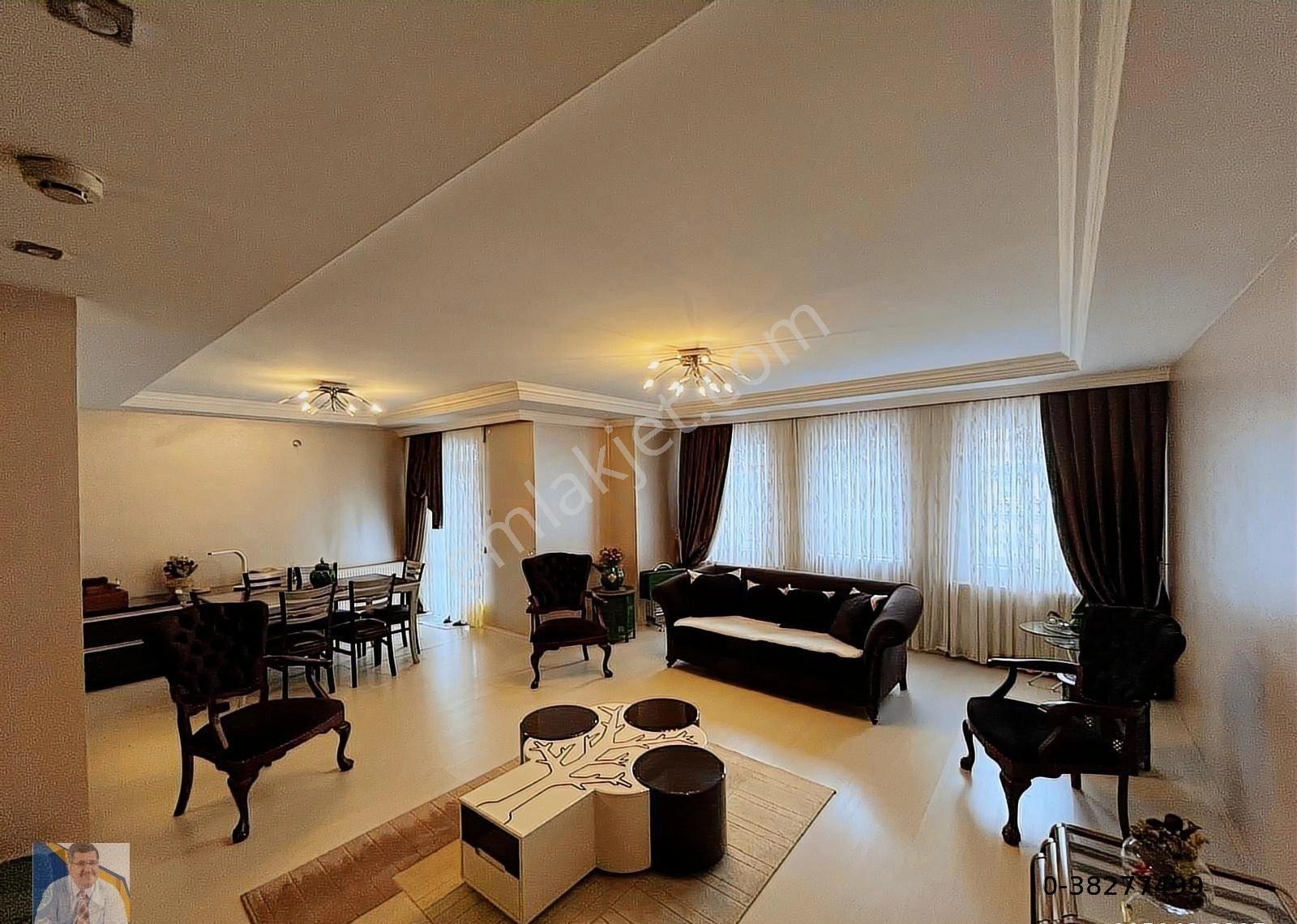 İki Nisan Caddesinde Satılık Site İçi Tripleks Villa