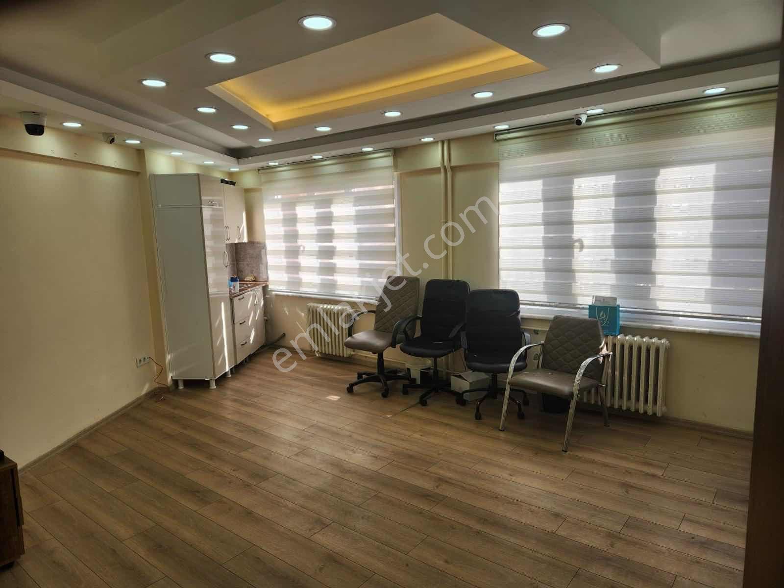 Laleli Meydan' Da Tramvay Durağın Dibinde Satılık Ofis