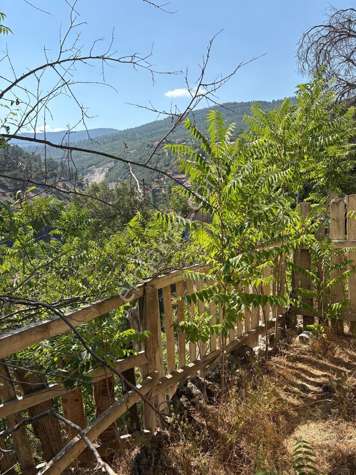Yeşildere'de İçinde Eski Evi Mevcut Arsa