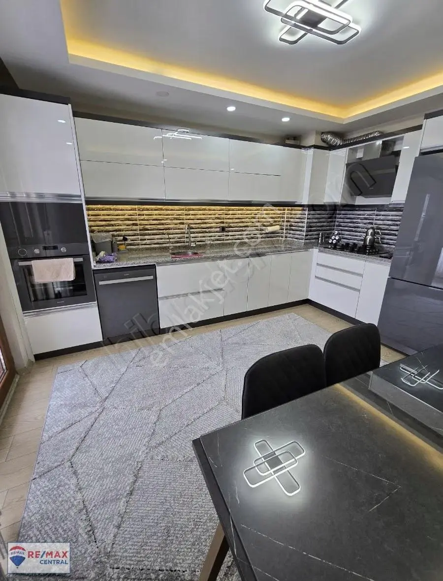 Re/max Central'dan Mehmet Akif'te 3+1 Lüx Daire