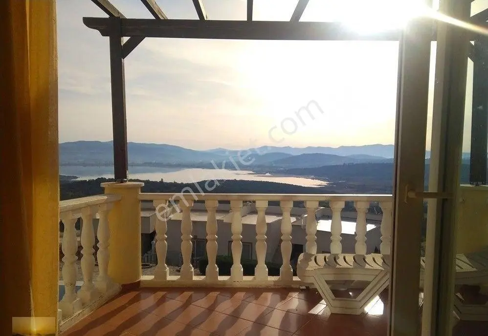 Denize Yakın Sitede Satılık Eşyalı Üstkat Daire Özel Plajlı Ev Krediye Uygun İngilizden Manzaralı Ev