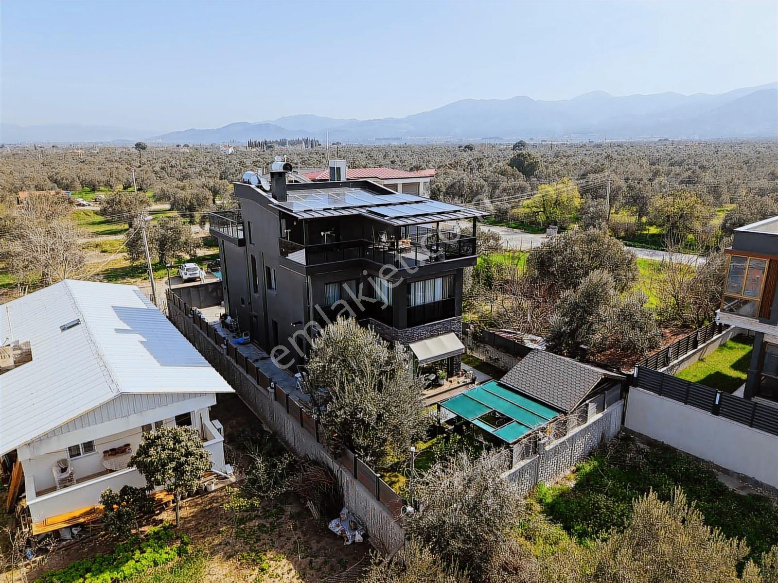 Burhaniye Merkez'de 387m² Arsada Özel Yapım Tam Müstakil Villa !