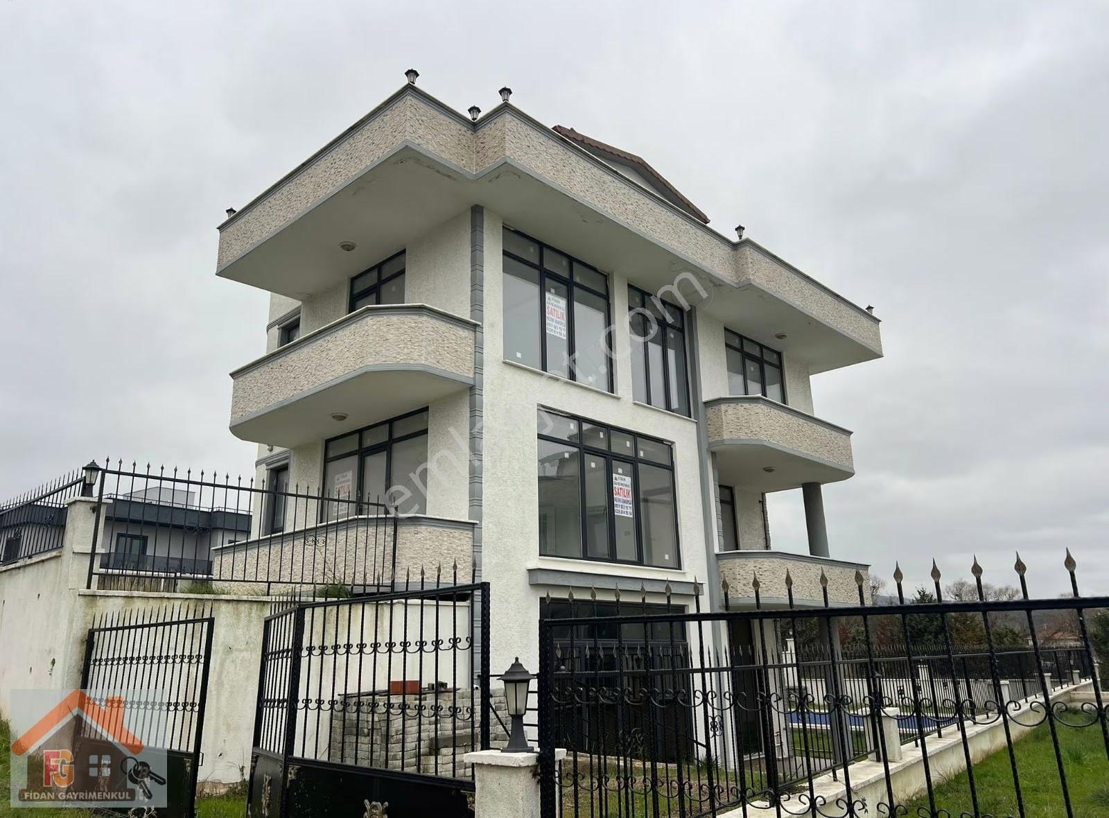 Yalova Termal Akköyde Satılık Müstakil Havuzlu Triplexs Villa