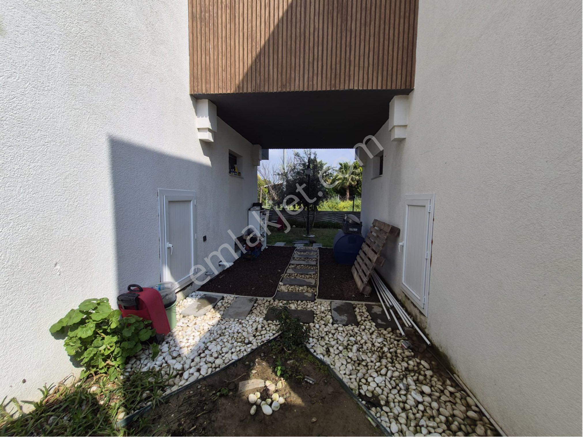 Davutlar Sahılı’nde Köşe Konum 3+1 Villa - Görsel 31