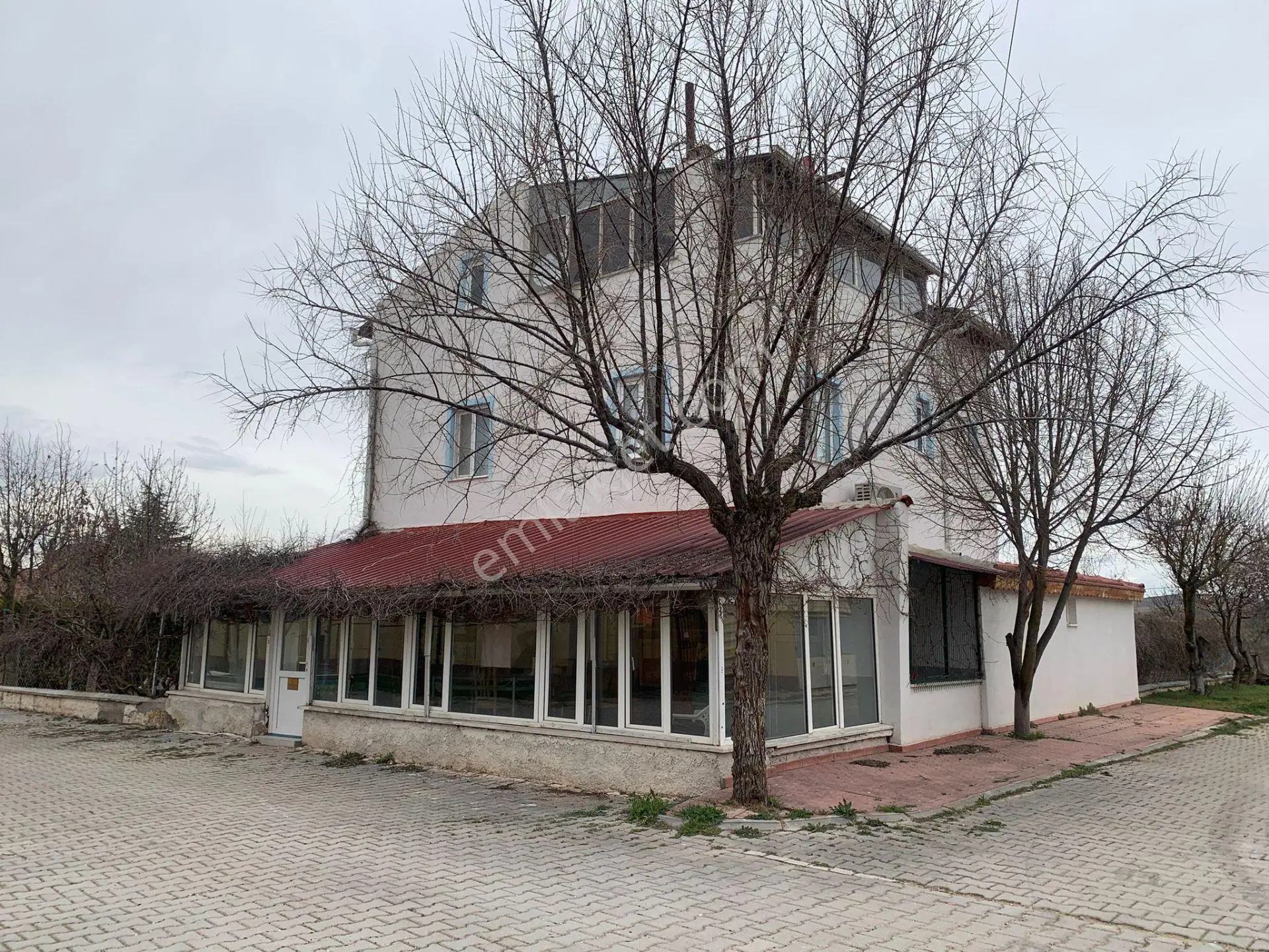 İmişehir Köy İçi, Köşebaşı 3 Katlı Ev