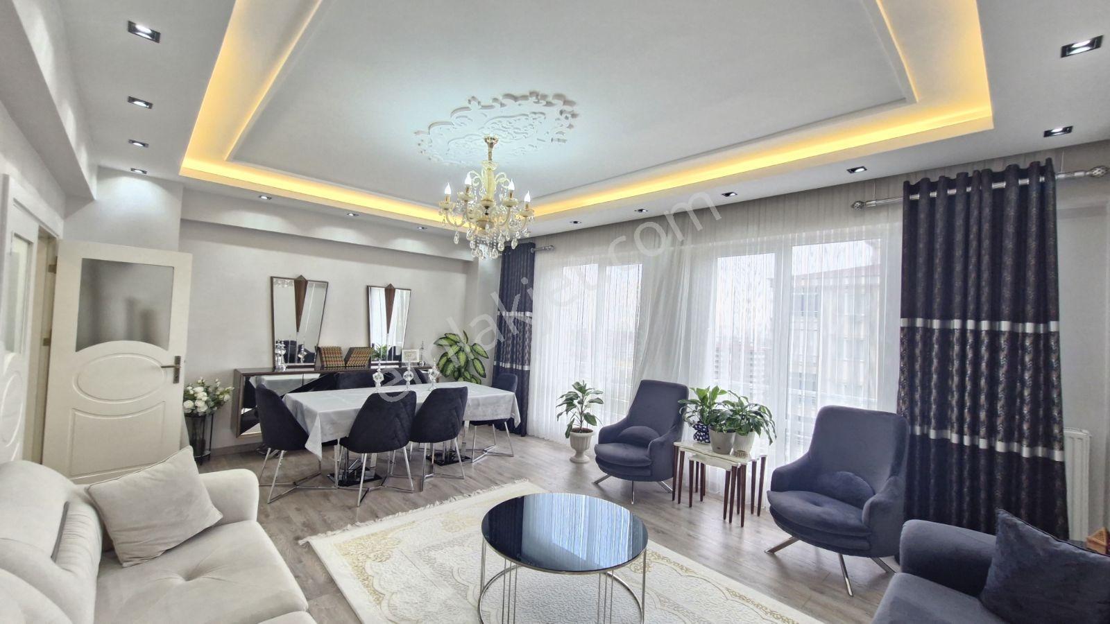 Ymz'den Akkent'te Ataşehir Sitesinde Havuzlu Satılık 4+1 Daire
