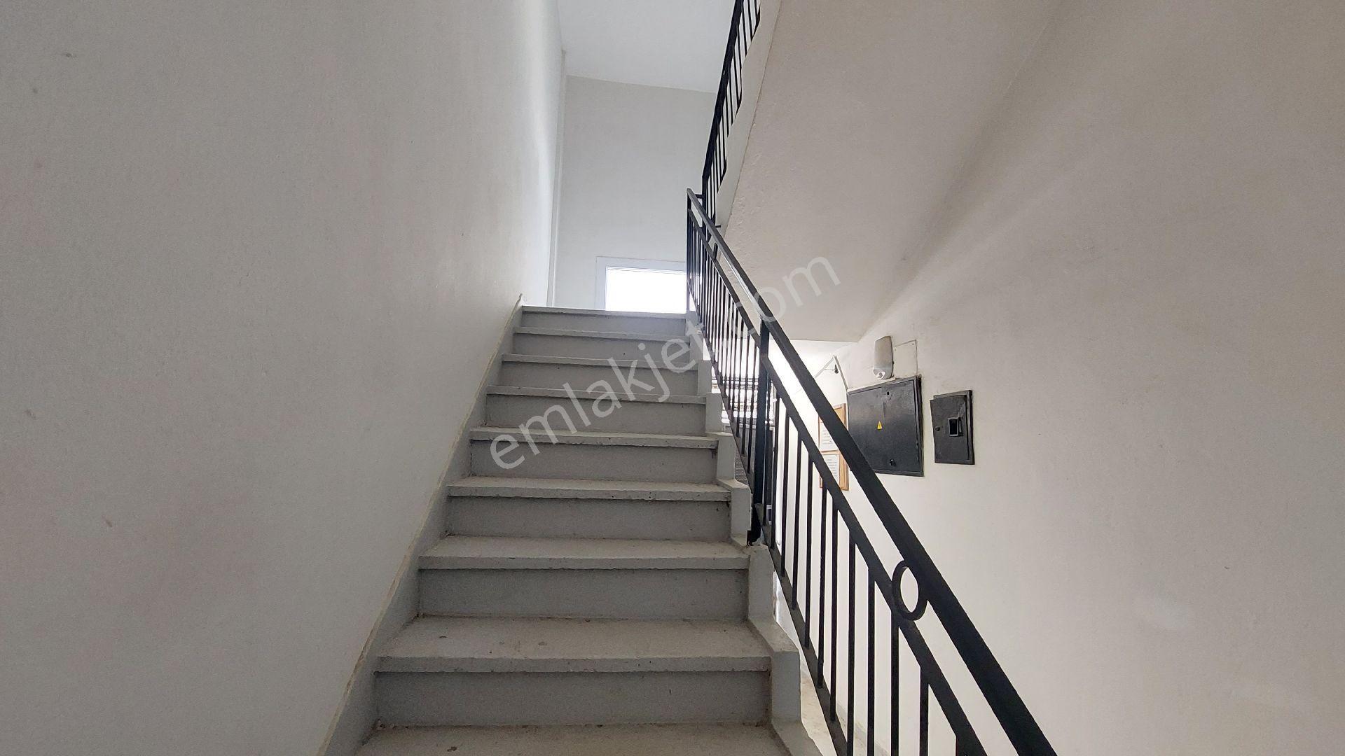Kuşadası Cumhuriyet Mahallesinde Kiralık 2+1 90 M2 Daire. - Görsel 14