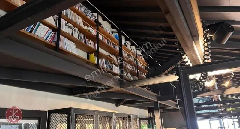 İstiklal Caddesinde Tarihi Binada Kiralık Geniş Ofis Katı - Görsel 8