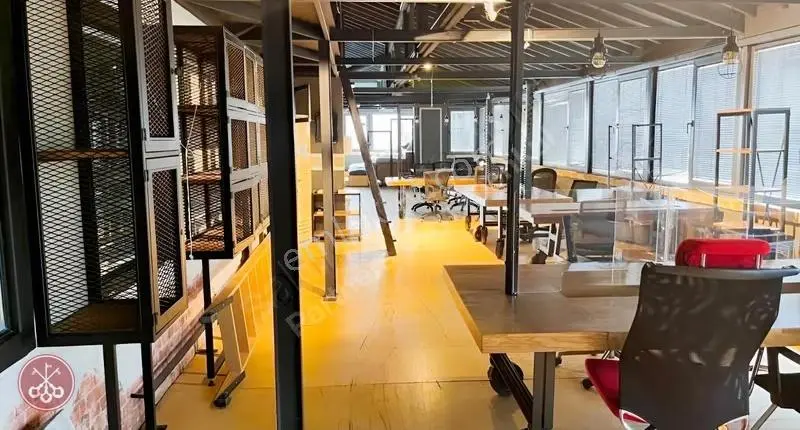 İstiklal Caddesinde Tarihi Binada Kiralık Geniş Ofis Katı