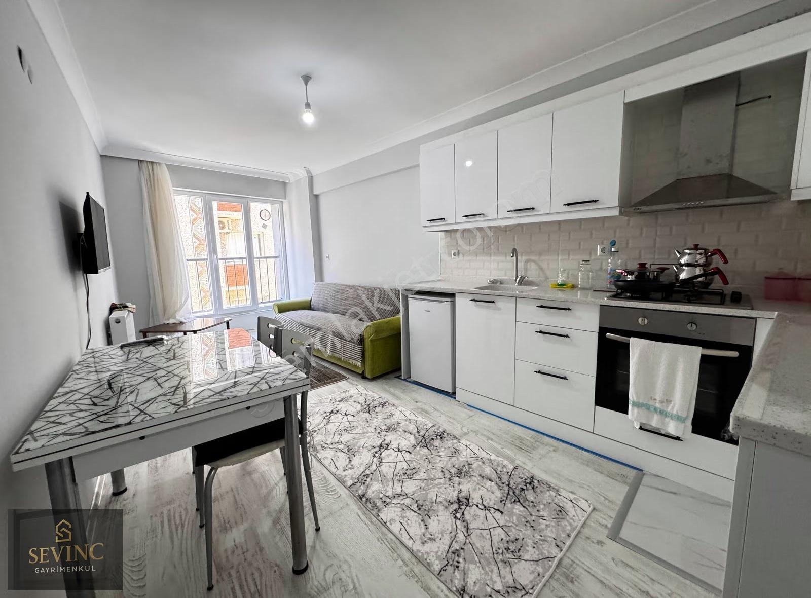 Sevinç'ten Şehrin Merkezinde Çarşıda 1+1 Eşyalı Kiralık Daire