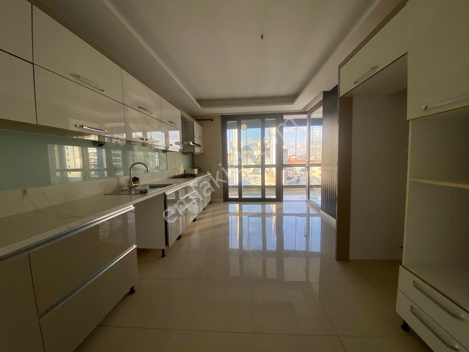 İmir Emlak Ofisinden 4+1 195m2 4.kat Güney Köşebası Site Dairesi