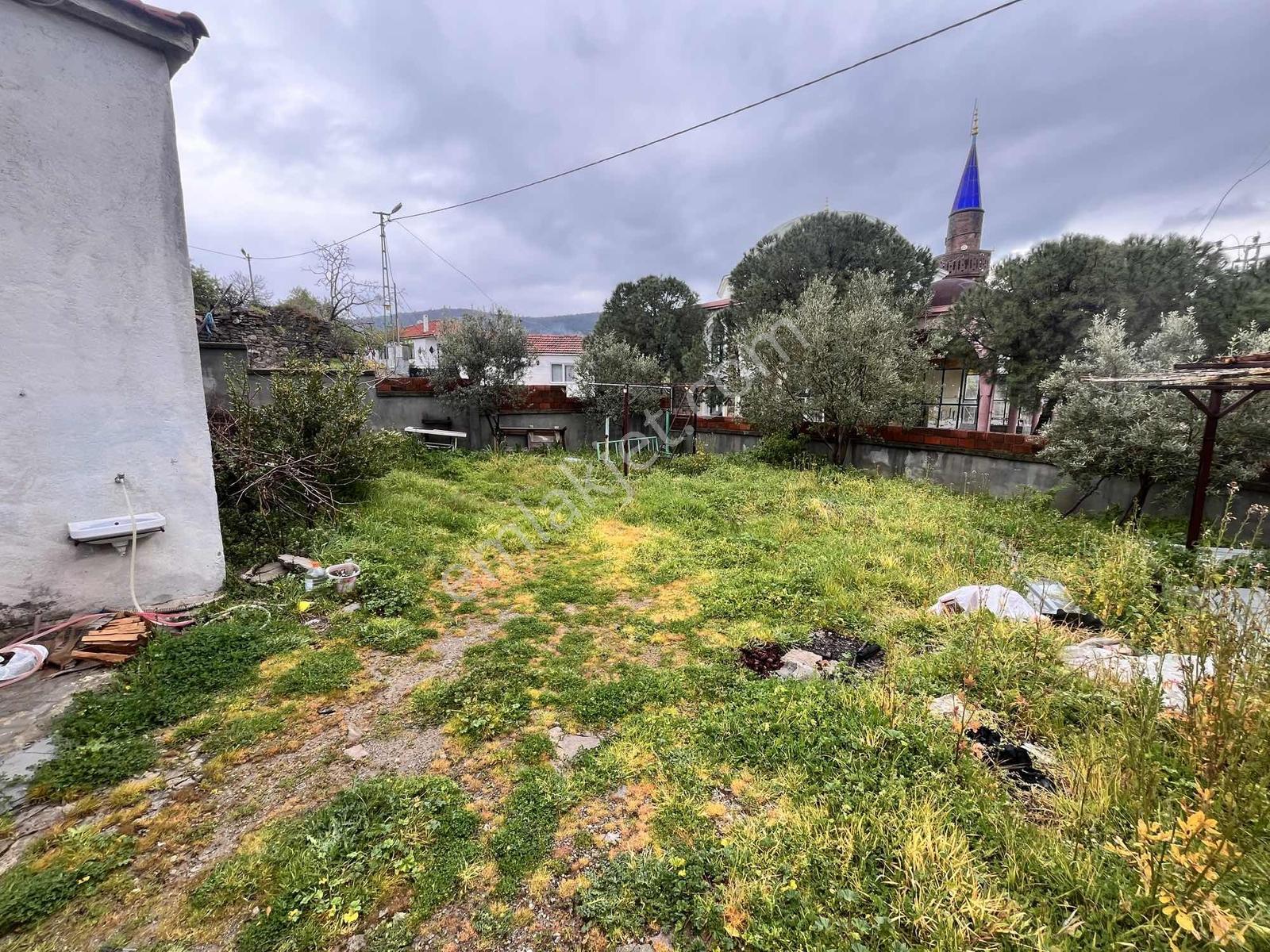 Gömeç'te Satılık 250 M2 Arsa İçerisinde Masrafsız Ev