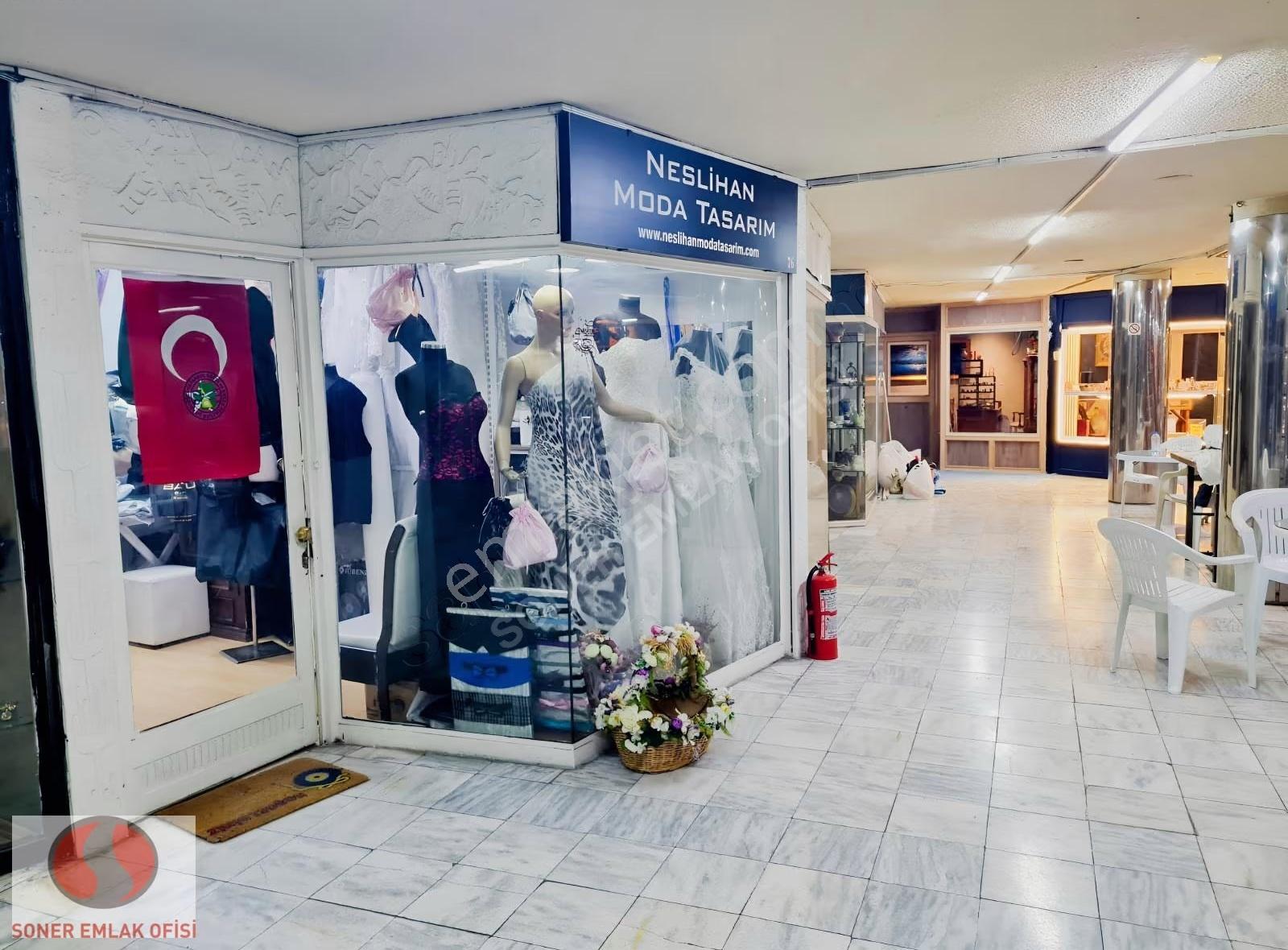 Kadıköy Altıyolda Efes İş Merkezinde Dükkan