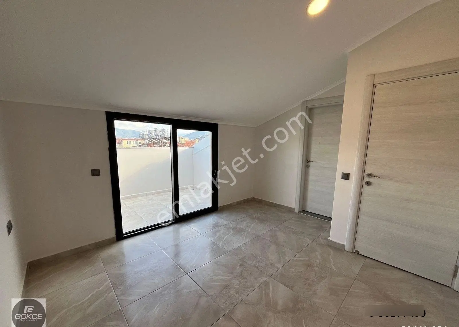 Taşyaka Meydan Plazada Kiralık 2+1 Dubleks Ofis | Ana Yol Cephe - Görsel 2