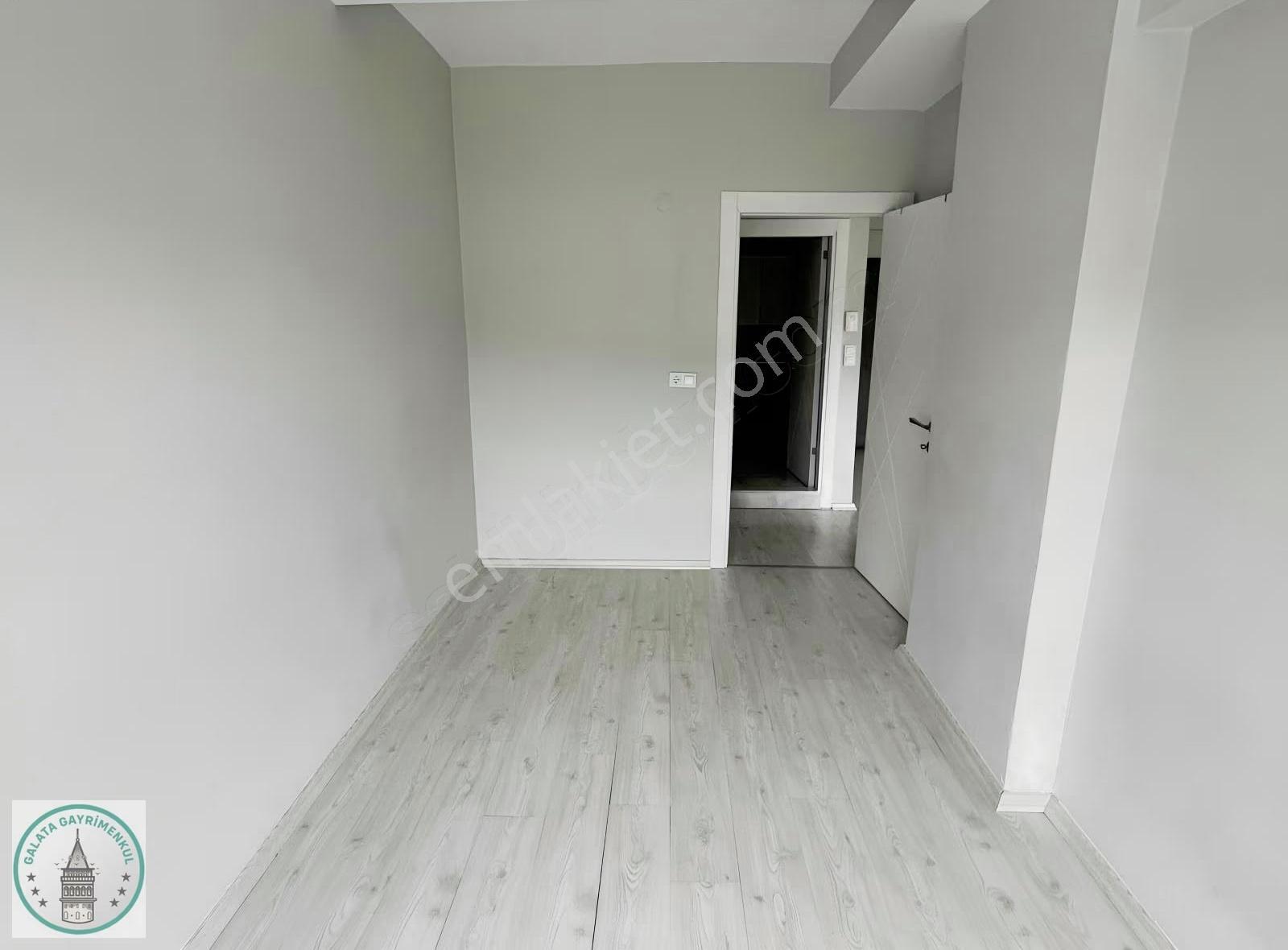 Galata'dan Site İçinde Ağaçlı Yolu Üzerinde . 2+1 Kiralık Daire - Görsel 3