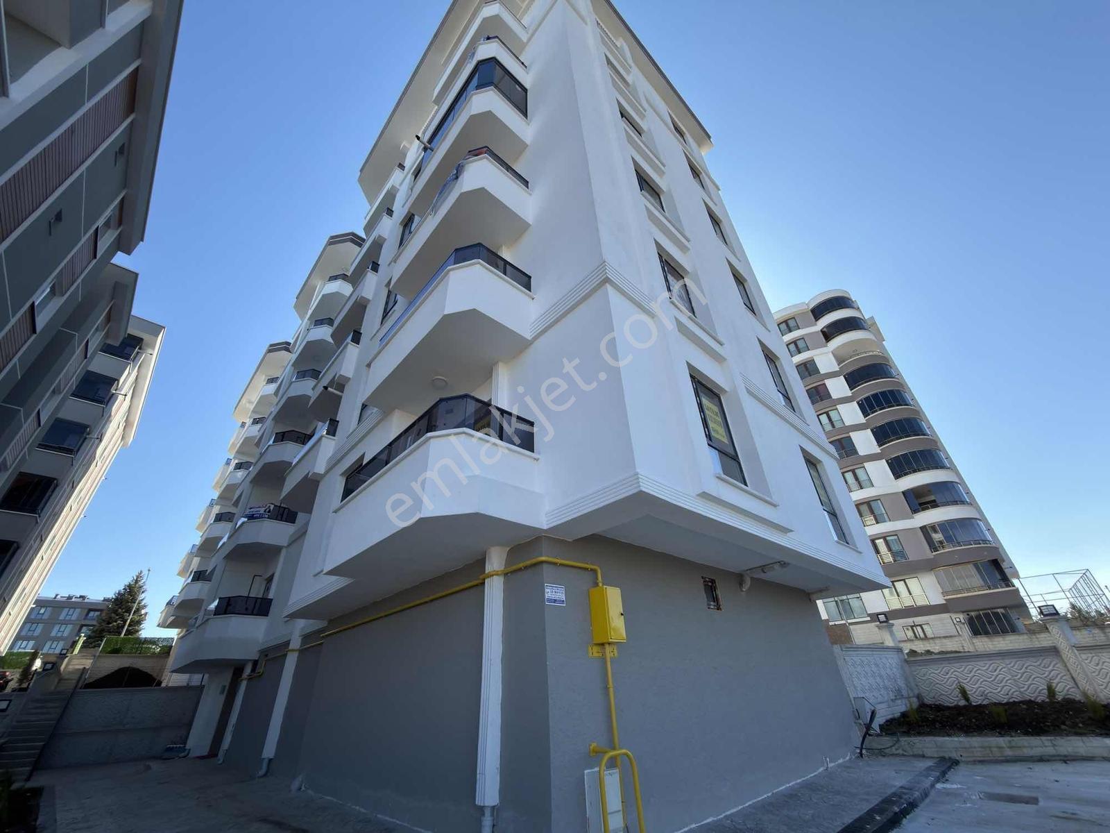 Geniş, Kullanışlı,manzaralı Ve Sıfır Kiralık 1+1 / Remax Gökhan