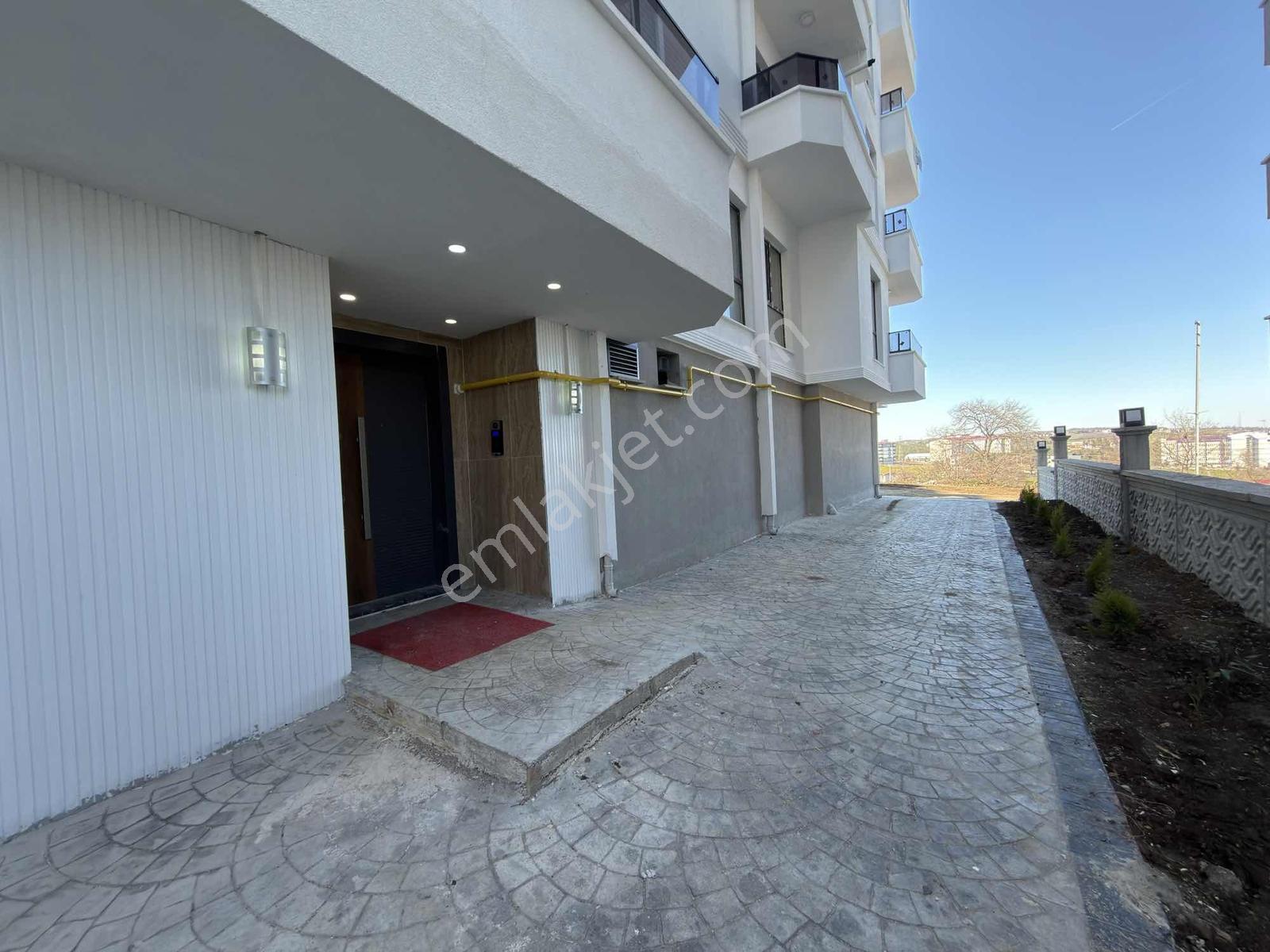 Geniş, Kullanışlı,manzaralı Ve Sıfır Kiralık 1+1 / Remax Gökhan - Görsel 35