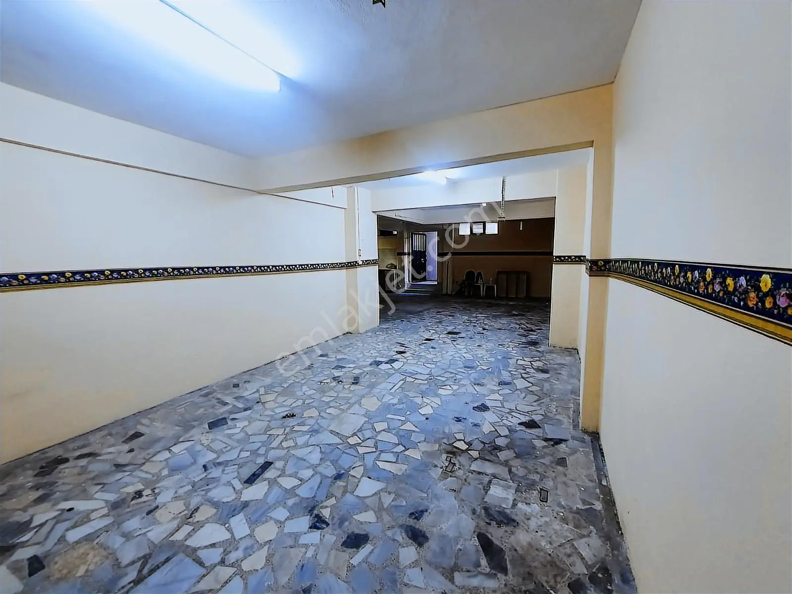 Kiralık Dükkan Bodrum Wc Duş Mutfak 90 M2 Caddeye Yakın