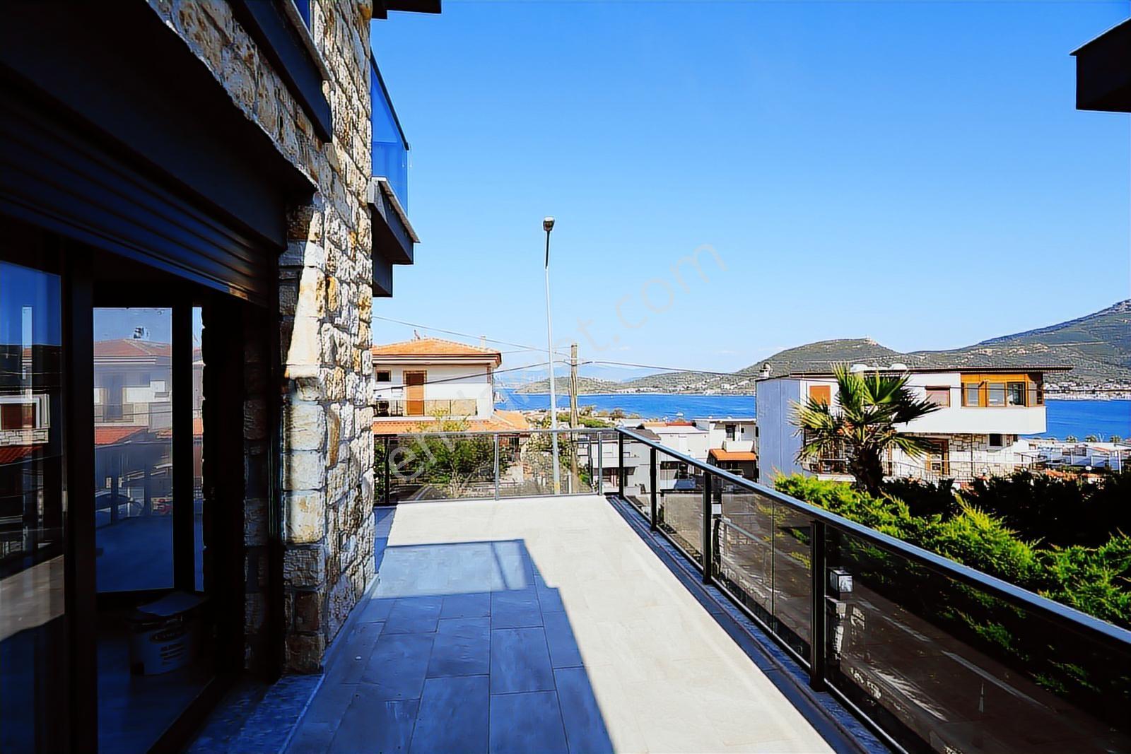 Yeni Foça Burnucunda Deniz Manzaralı, Tripleks Villa!