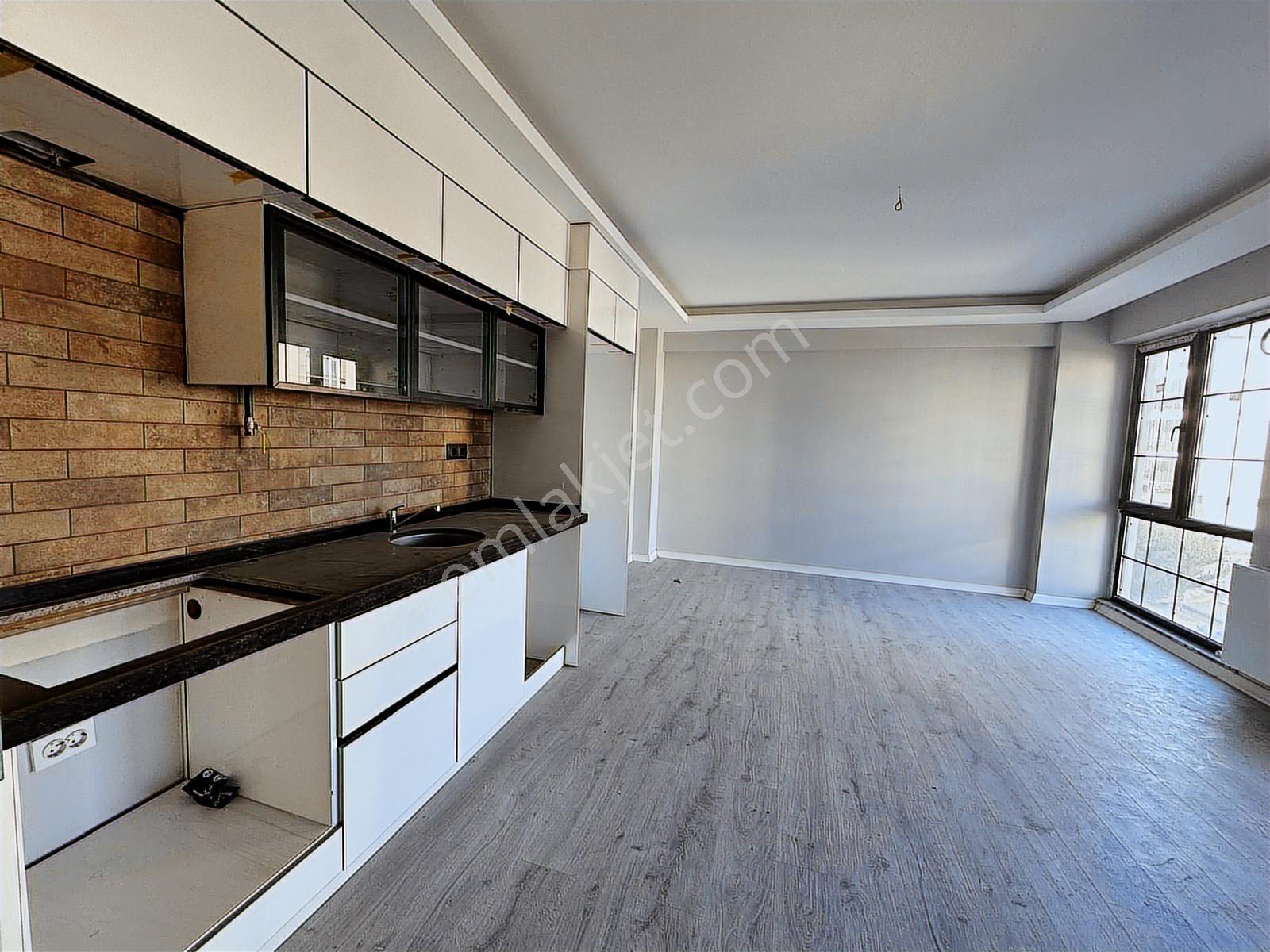 Remax Murat Kocaoğlu Körfez Ana Yolda Sahile 2 Dk Mesafede 1+1