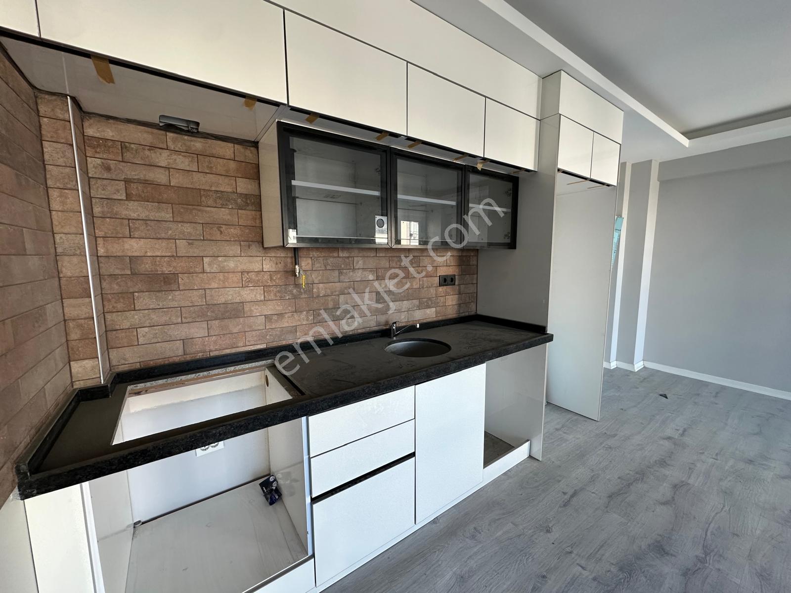 Remax Murat Kocaoğlu Körfez Ana Yolda Sahile 2 Dk Mesafede 1+1 - Görsel 3
