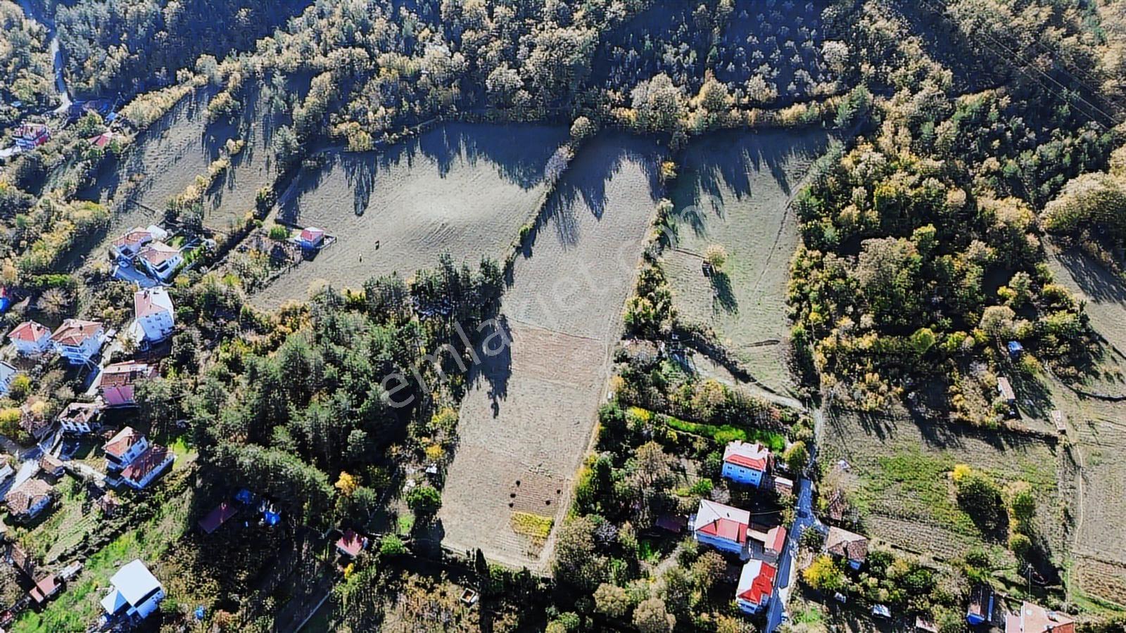 Turizm Bölgesinde,göl Manzaralı & Özel Yolu Olan 9.960 Metrekare