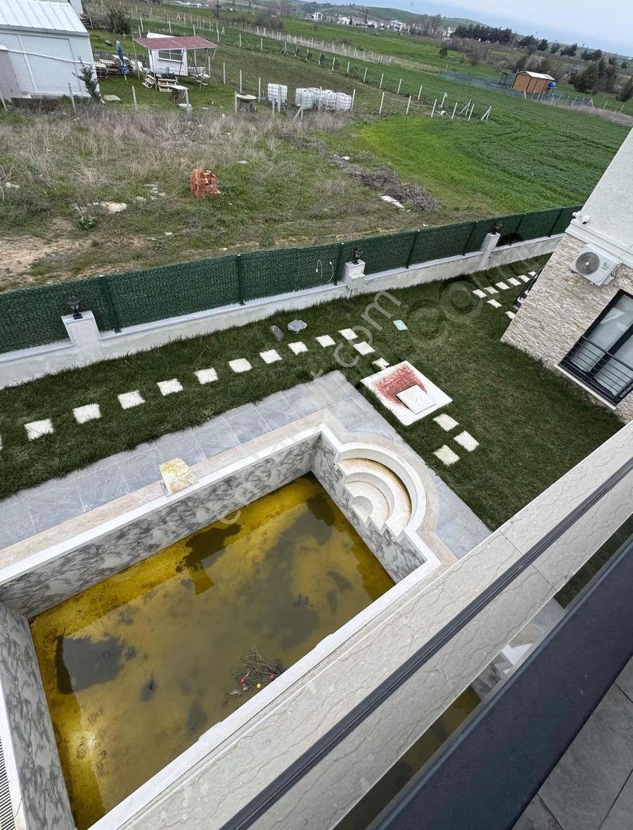 Barbaros'ta Deniz Manzaralı Havuzlu Dubleks Villa