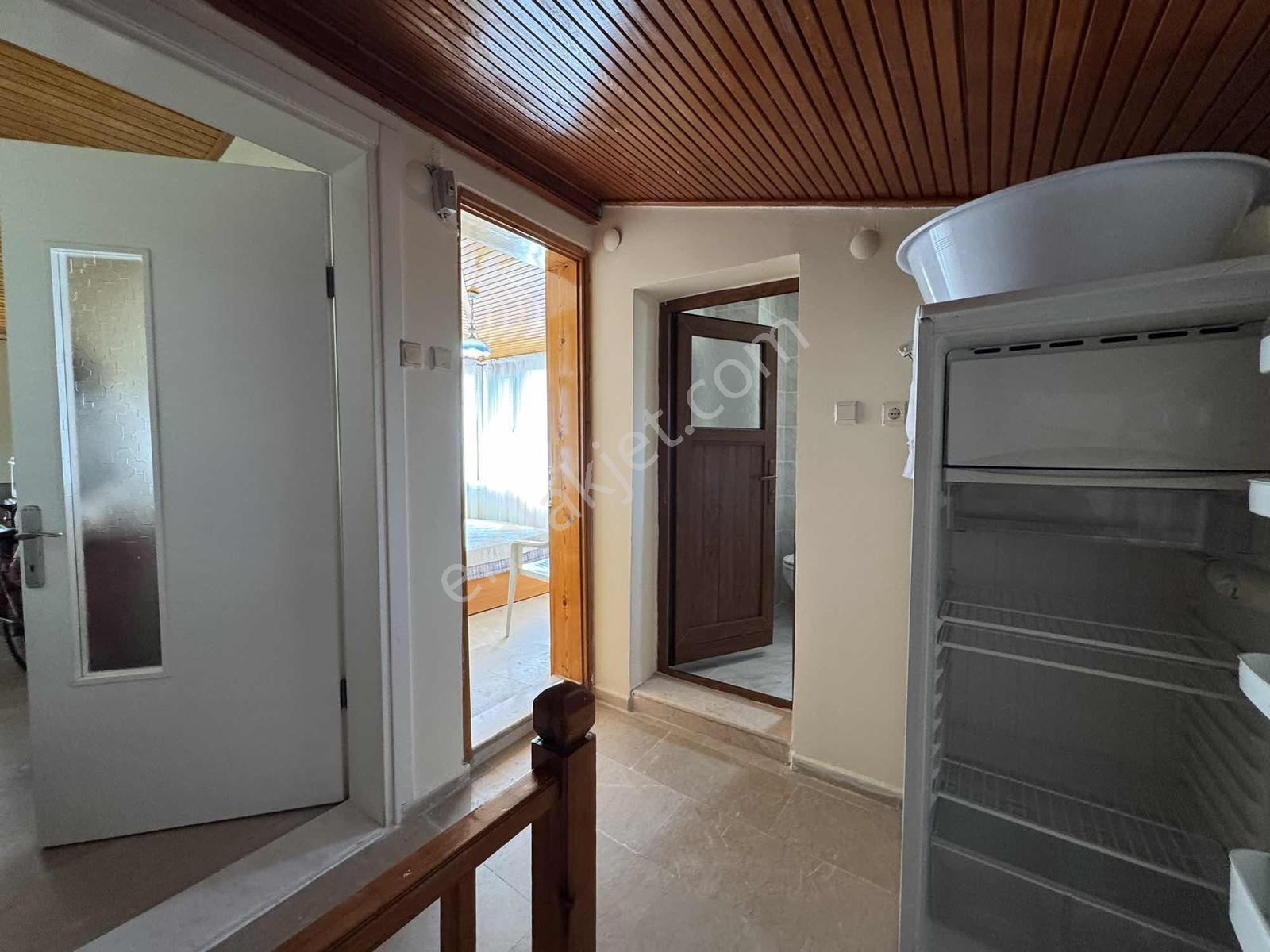 Cumhuriyet Mahallesi Meltemtur'da Denize 200 Metre 4+1 Villa - Görsel 26