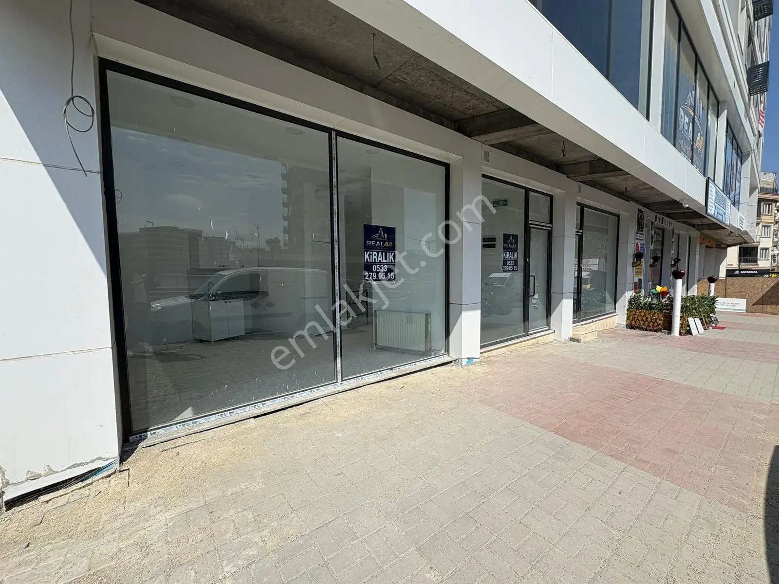 Eski Londra Asfaltı Üzeri Kiralık İş Yeri - Görsel 3