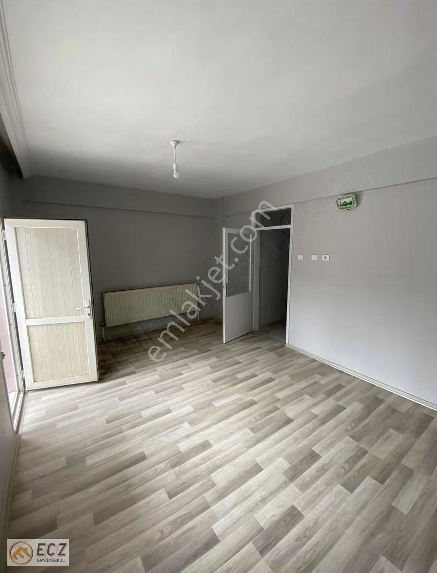 Ecz Gayrimenkul Den Kiralık 2+1 İş Yeri Meydana Yakın Köşe Başı - Görsel 9