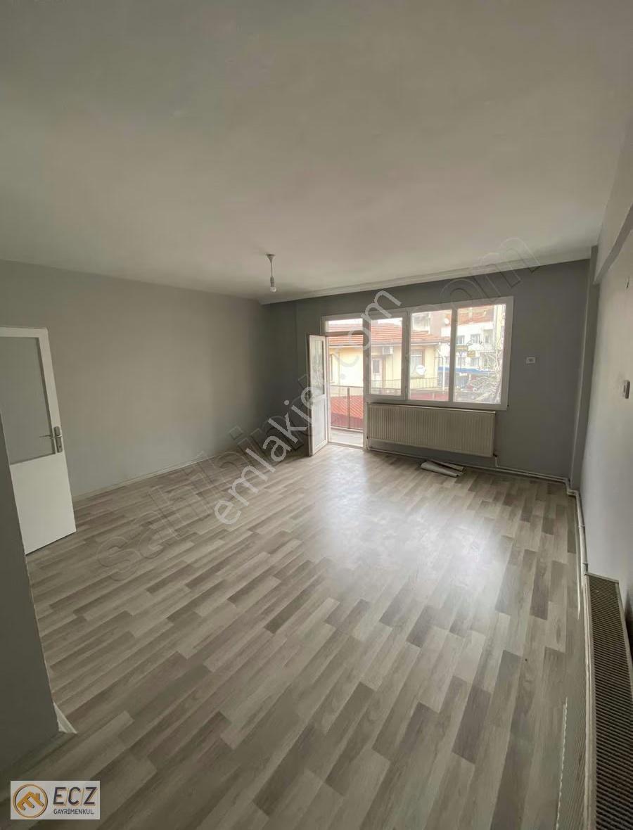 Ecz Gayrimenkul Den Kiralık 2+1 İş Yeri Meydana Yakın Köşe Başı - Görsel 5