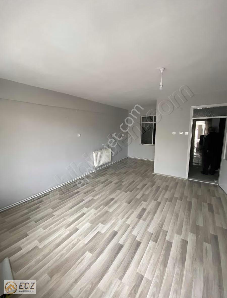 Ecz Gayrimenkul Den Kiralık 2+1 İş Yeri Meydana Yakın Köşe Başı - Görsel 3