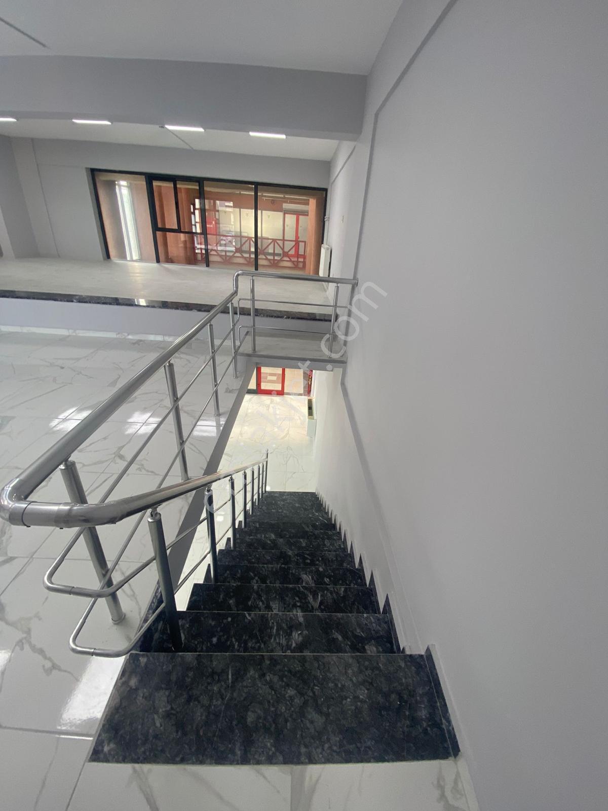 Em-of Emlak'tan Lüks Yapılı Masrafsız 200 M2 Köşe Kiralık Ofis - Görsel 2