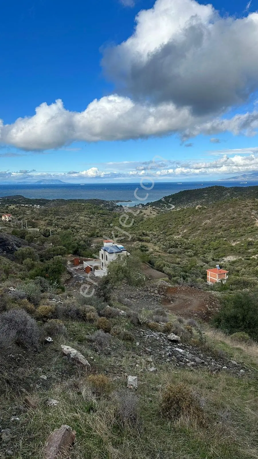 Foça Sazlıca Mevkiinde Satılık Deniz Manzaralı Arsa