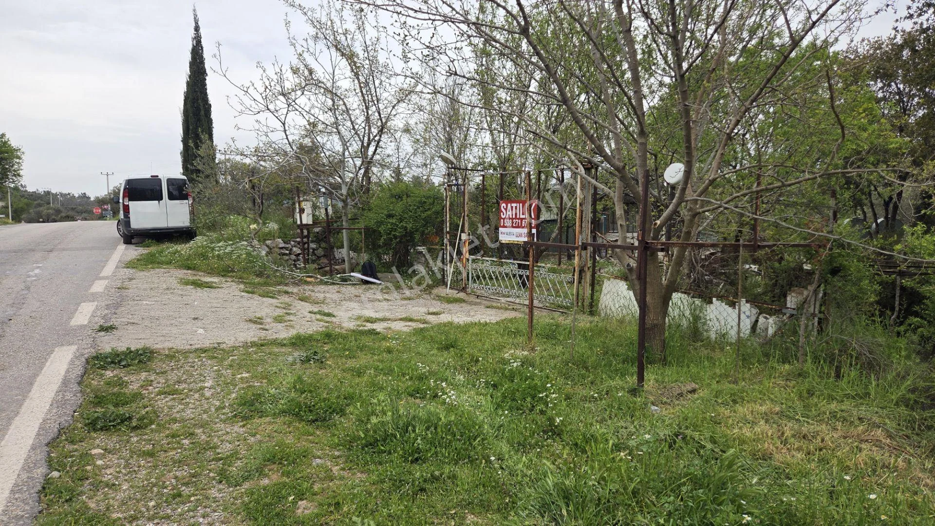 Buca Kırklar’da 1180 M² Zeytinli Tarla İçinde 50 M² Yapı Tam Tapu - Asfalt Cepheli Elekt Su Hazır