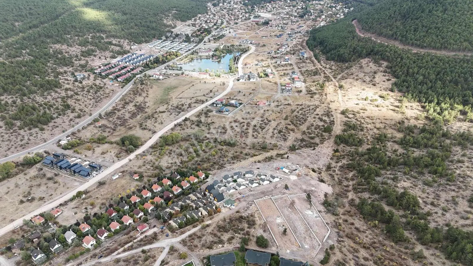 Çamlıdere Yayla'da Göl Manzaralı Önü Açık 400m2 Fırsat Arsa