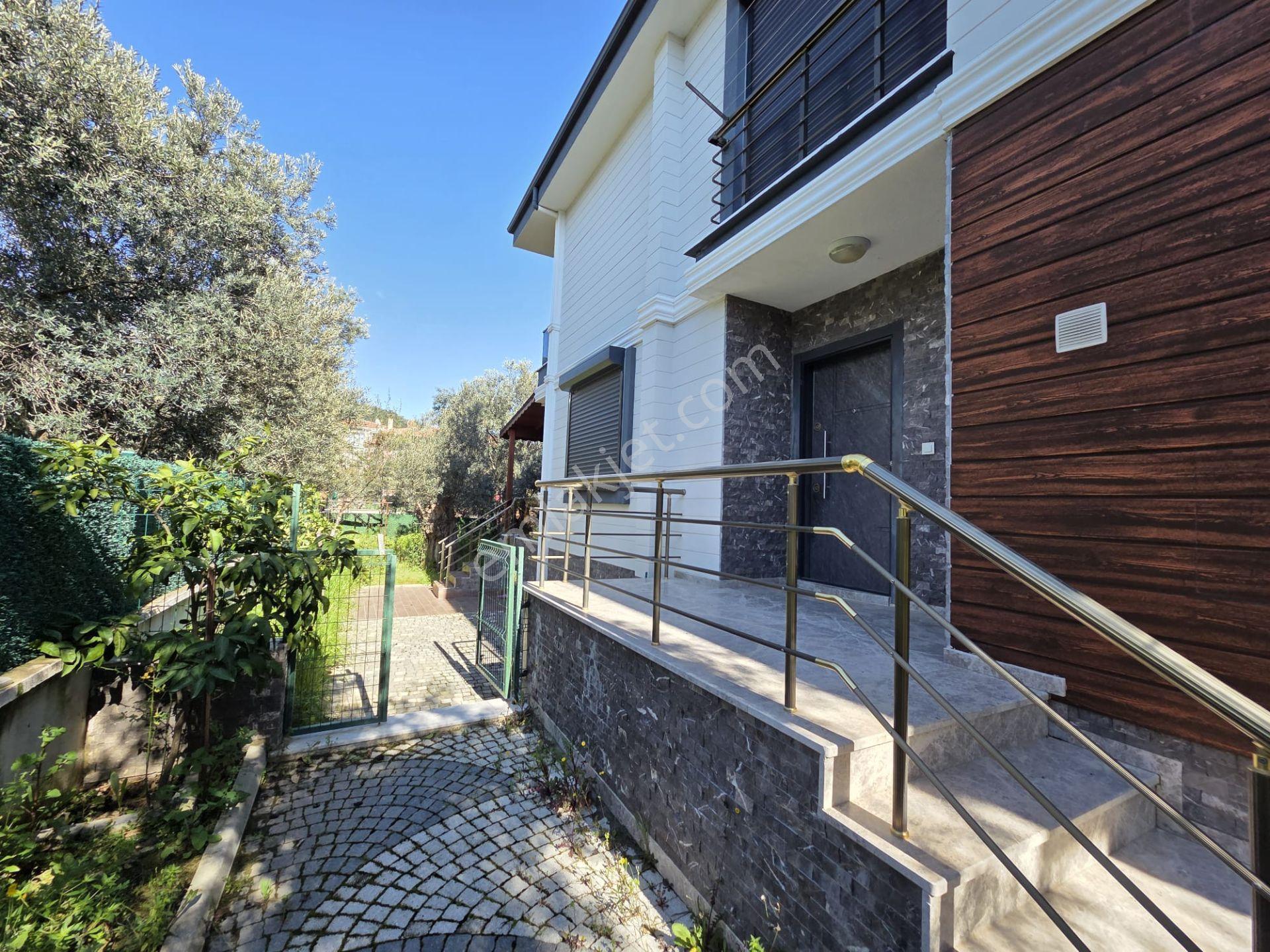 İlkbahar Dan Altınoluk Merkezde 3+1 Geniş Bahçeli Garajlı Villa - Görsel 4