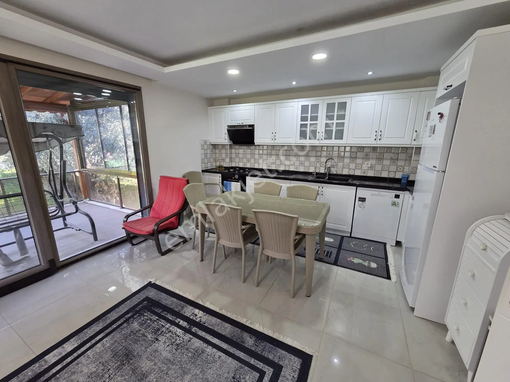 İlkbahar Dan Altınoluk Merkezde 3+1 Geniş Bahçeli Garajlı Villa - Görsel 2