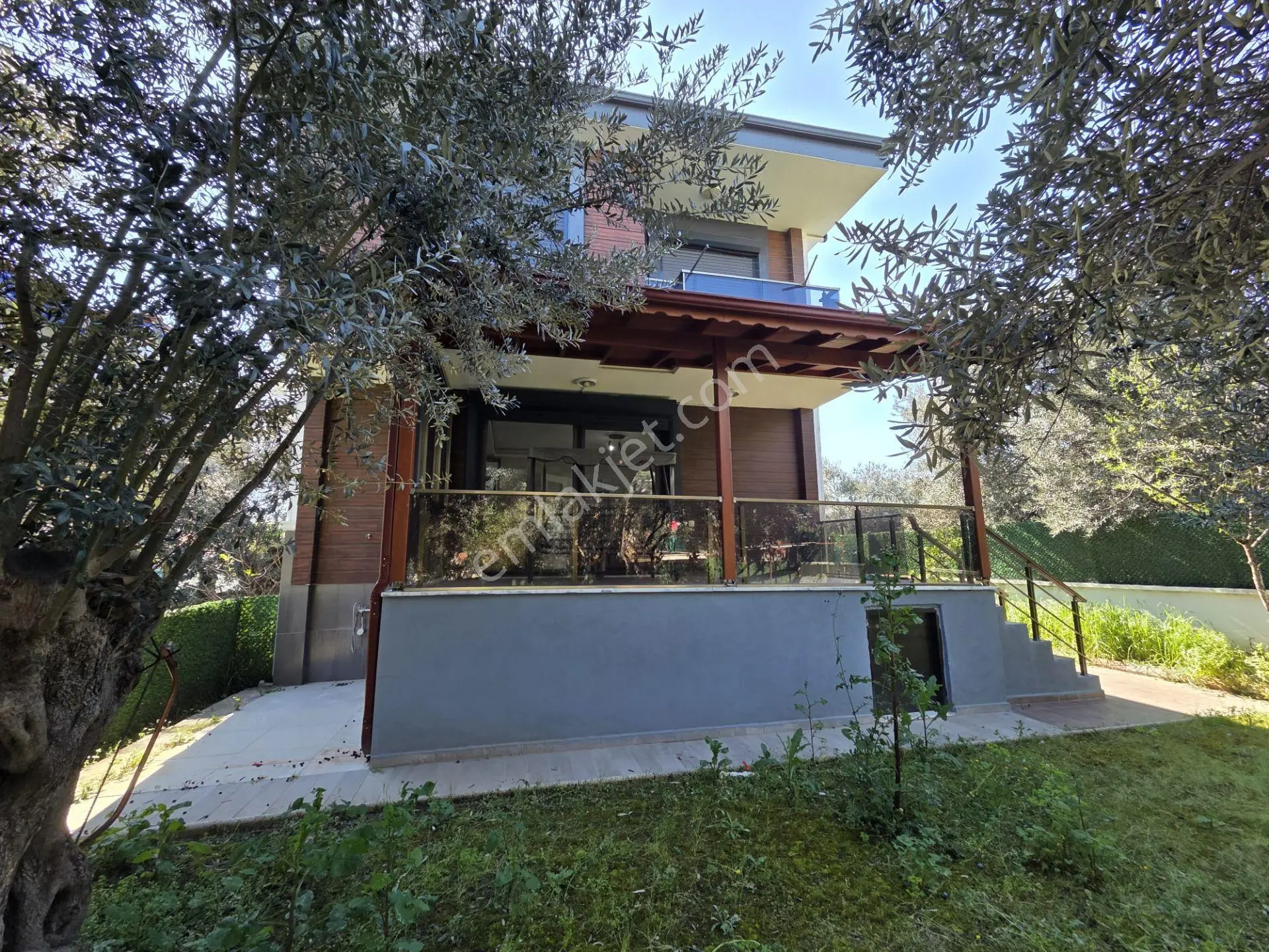 İlkbahar Dan Altınoluk Merkezde 3+1 Geniş Bahçeli Garajlı Villa