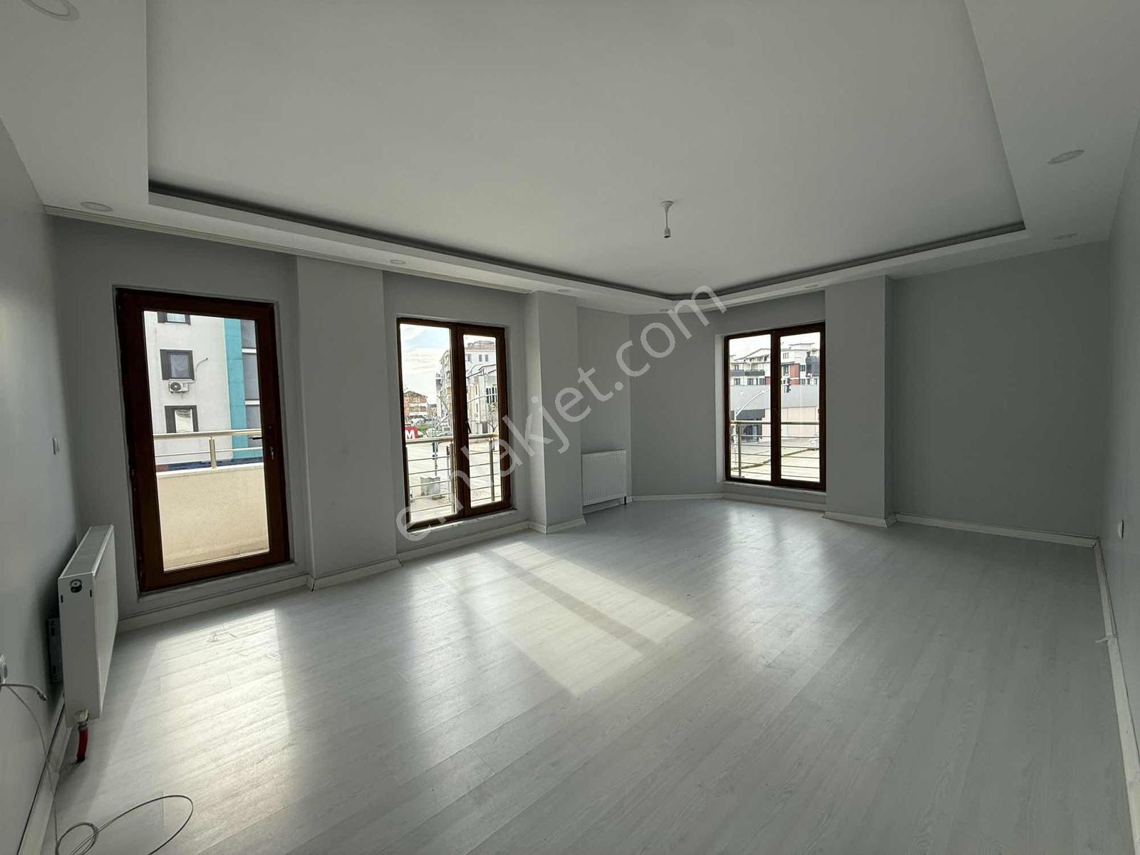 Fatih Sultan Mehmet Mah Demokrasi Caddesinde 3+1 Kiralık Daire