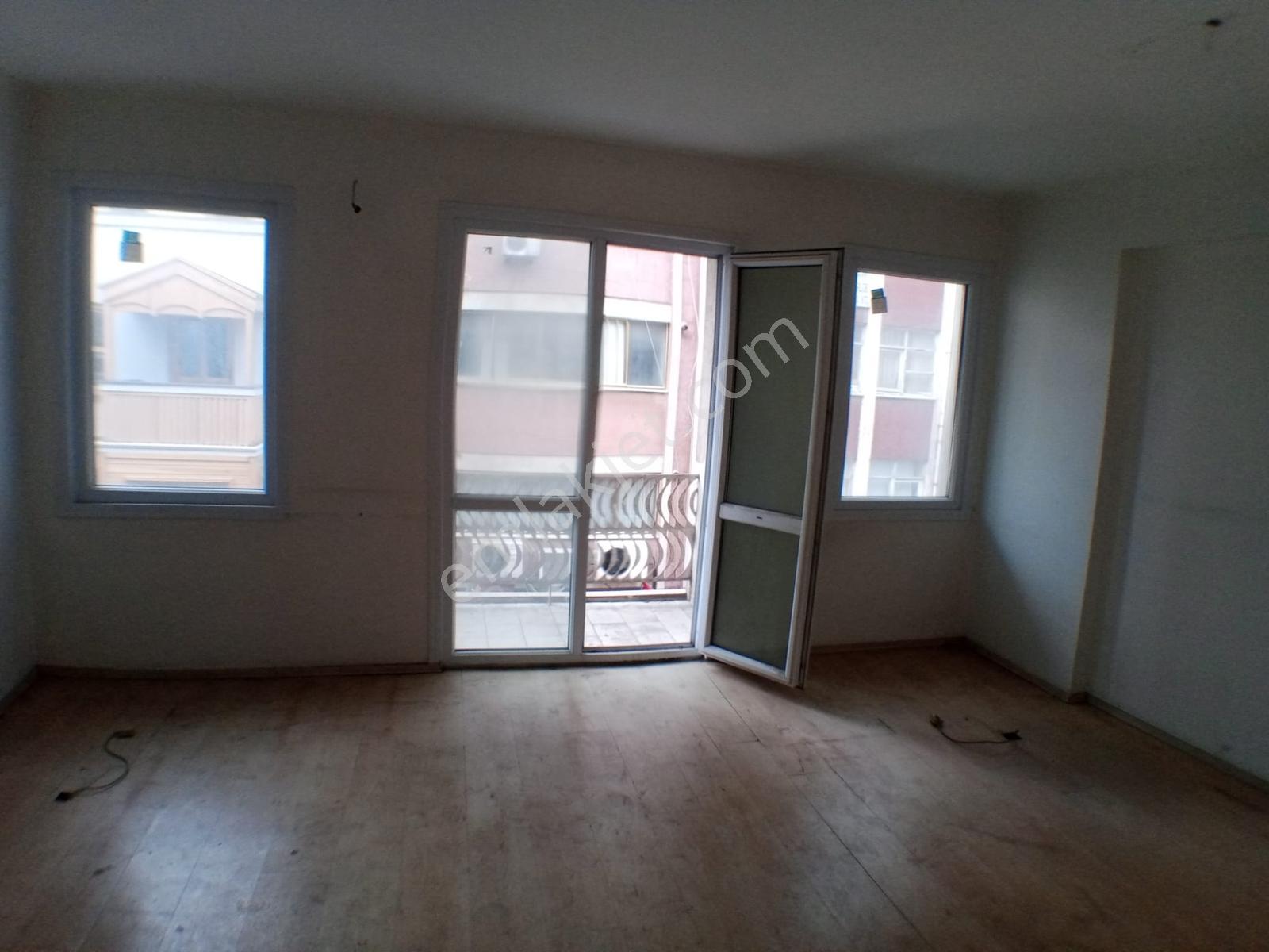 Kadıköy'de Merkezi Konumda 2+2, 53 M2 Wc, Mutfak, Balkonlu Ofis