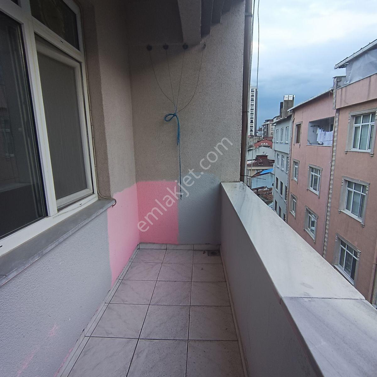 Kağıthane Merkezede Kiralık Büyük Balkonlu Manzaralı Daire - Görsel 2