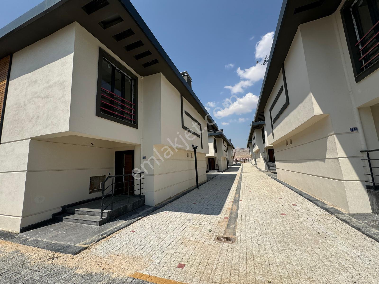 Emrah Çiftci'den Selçuklu Yazır Mah.şafak Caddesi Civarı Satılık 5+1 Ultra Lüks Dubleks Villa - Görsel 3