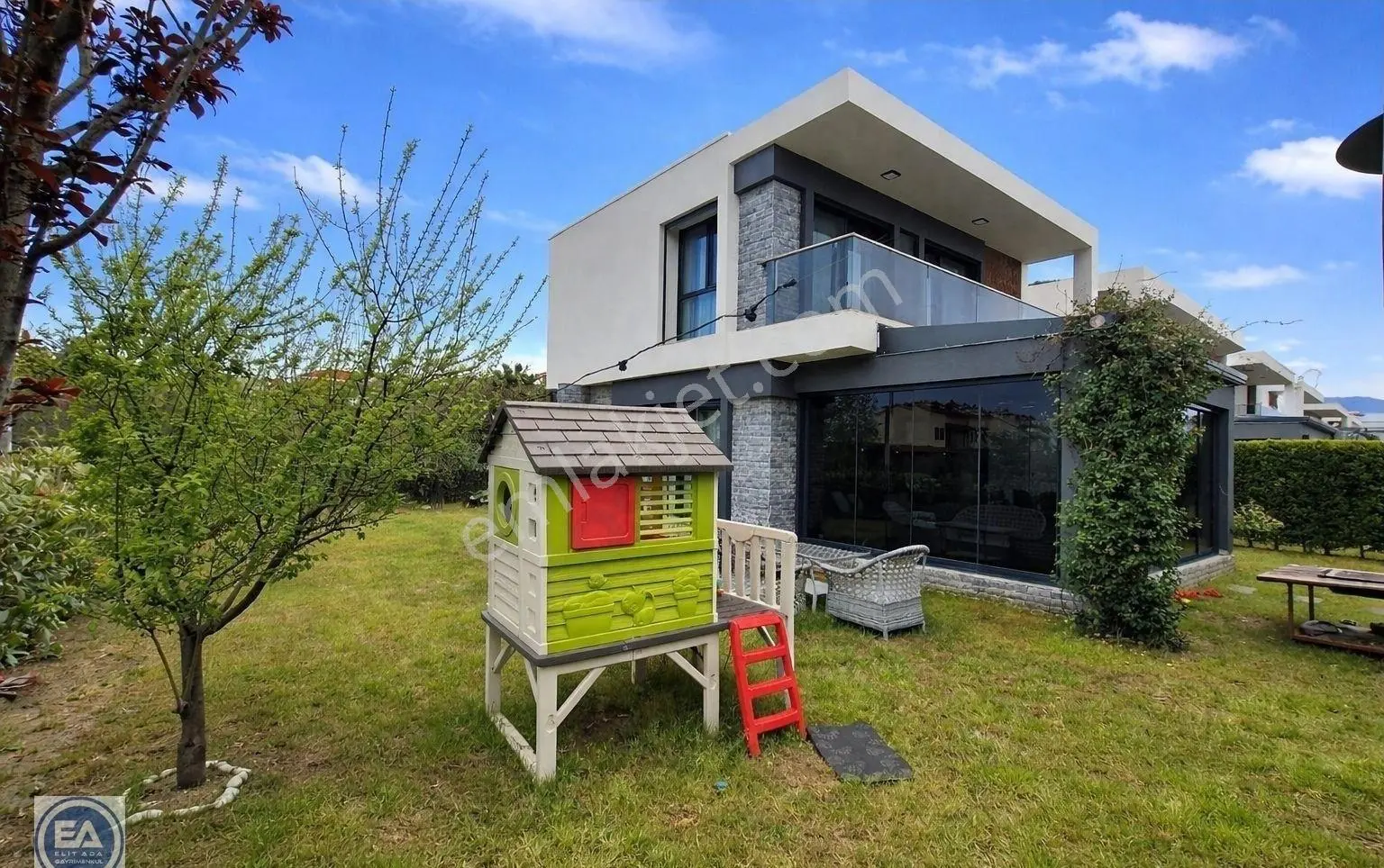Kuşadası Davutlar Satılık 3+1 Villa Köşe Konumlu Villa