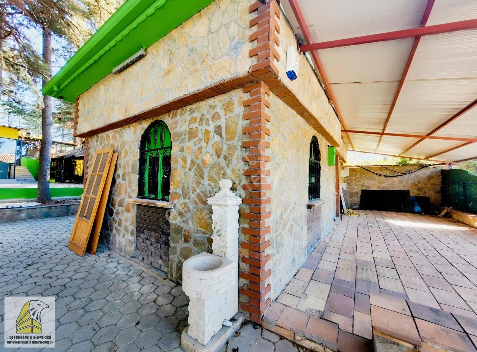 Karabayırbağların'da Kiralık Bahçeli Taş Bina-prestijli İşyeri