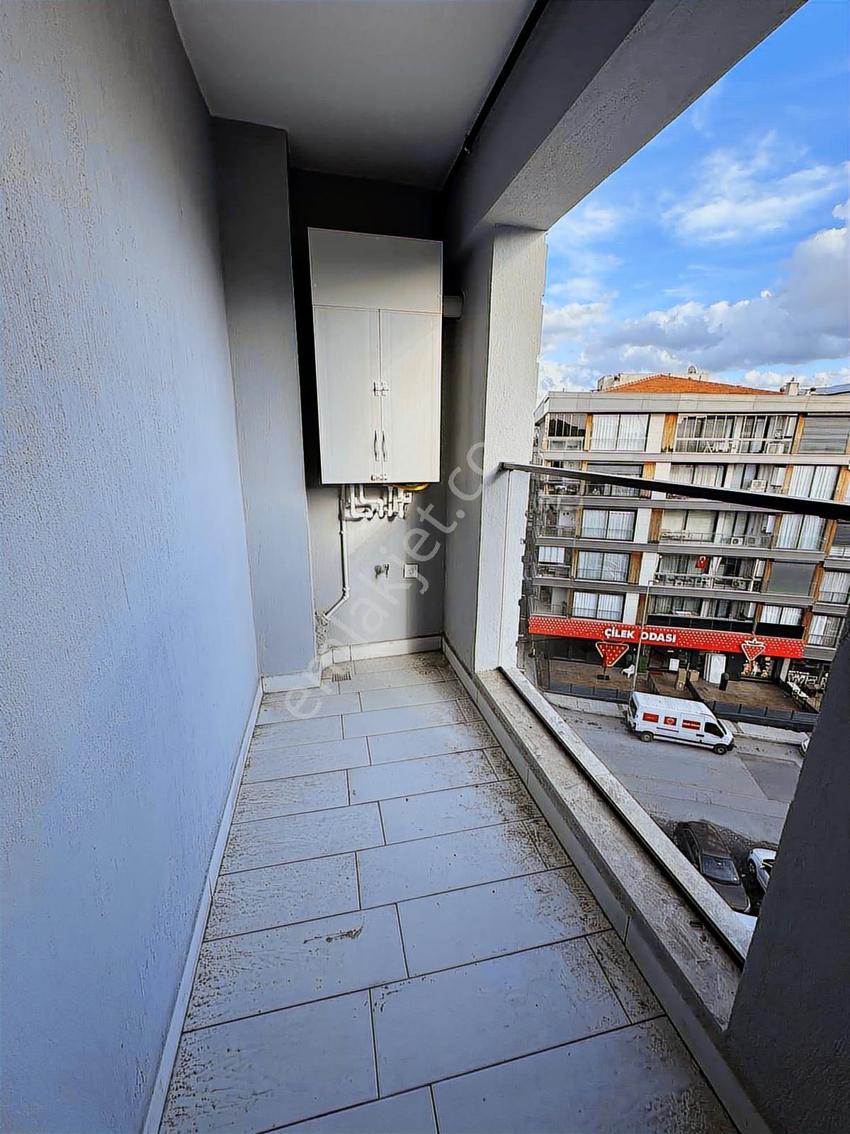 Bornova Merkez Yakını Eşyalı 1+1 Sıfır Daire - Görsel 3