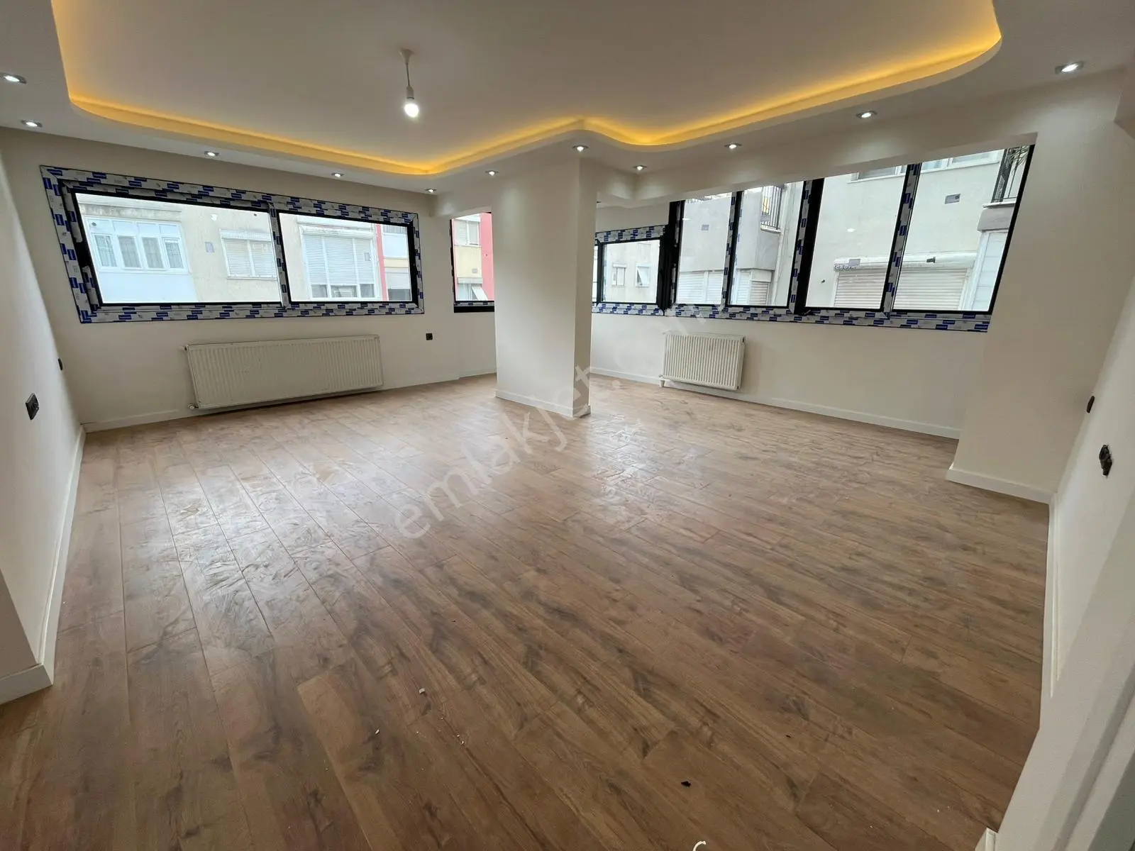 Asil'den Üçkuyularda Cadde Üzeri 3+1 Köşe Arakat Lüks Daire
