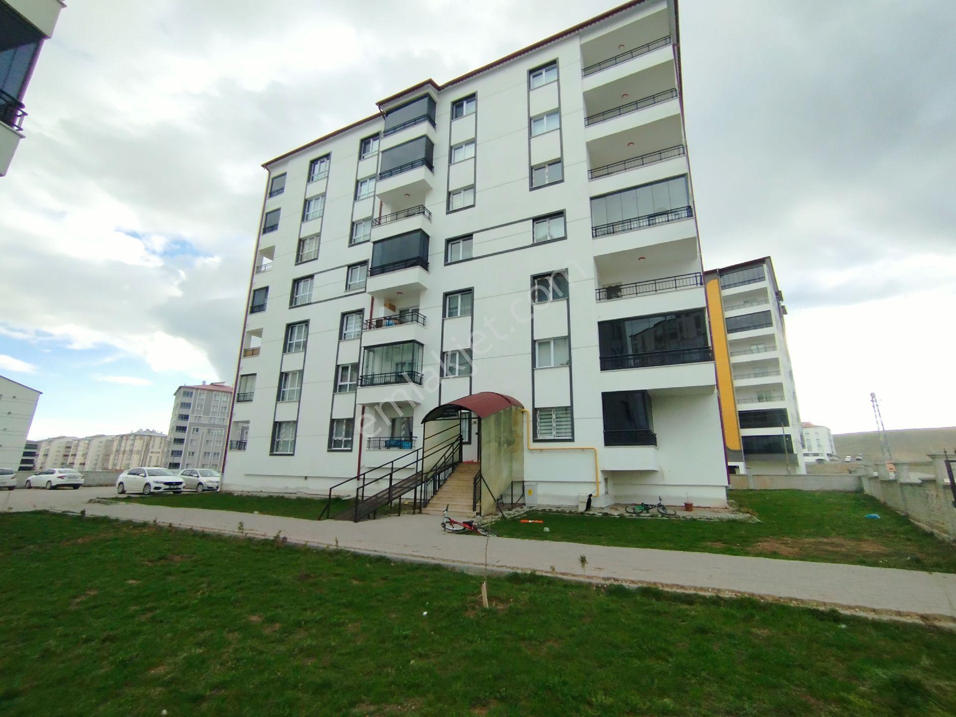 Kaçmaz Emlak Sivas Diriliş Tuzlugöl Satılık 3+1 Pazarın Yanı